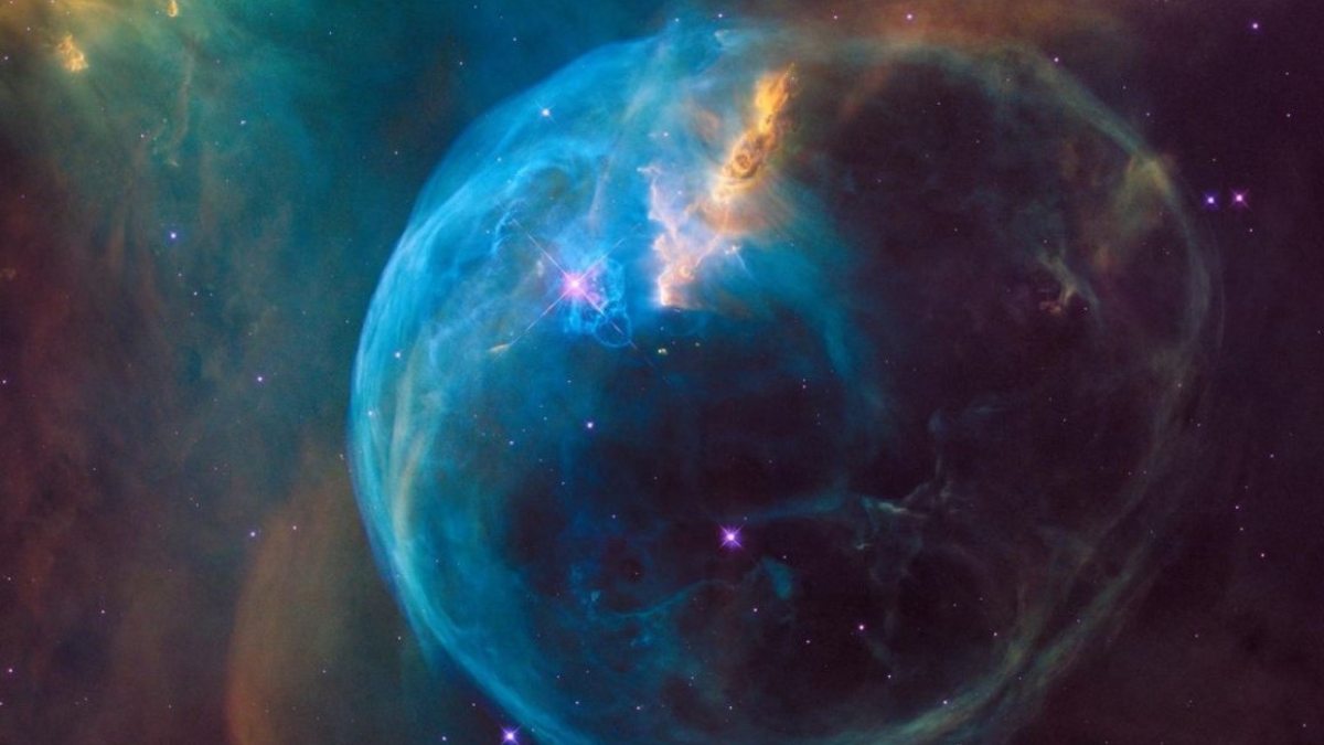NASA’s Hubble Telescope Captures A 4 Million Year Old Giant Bubble Nebula